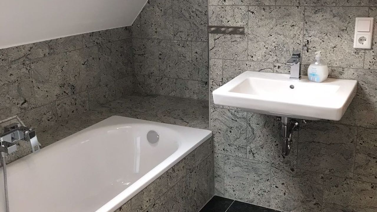 Badezimmer mit Badewanne, ebenerdiger Dusche und WC Badezimmer mit Badewanne, ebenerdiger Dusche und WC
